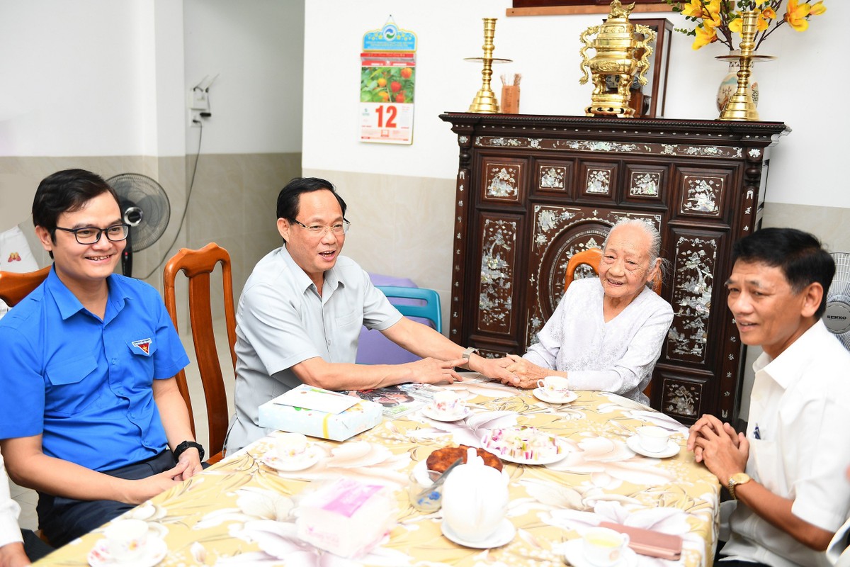 Phó Chủ tịch Quốc hội thăm mẹ Việt Nam Anh hùng tại Sóc Trăng ảnh 1