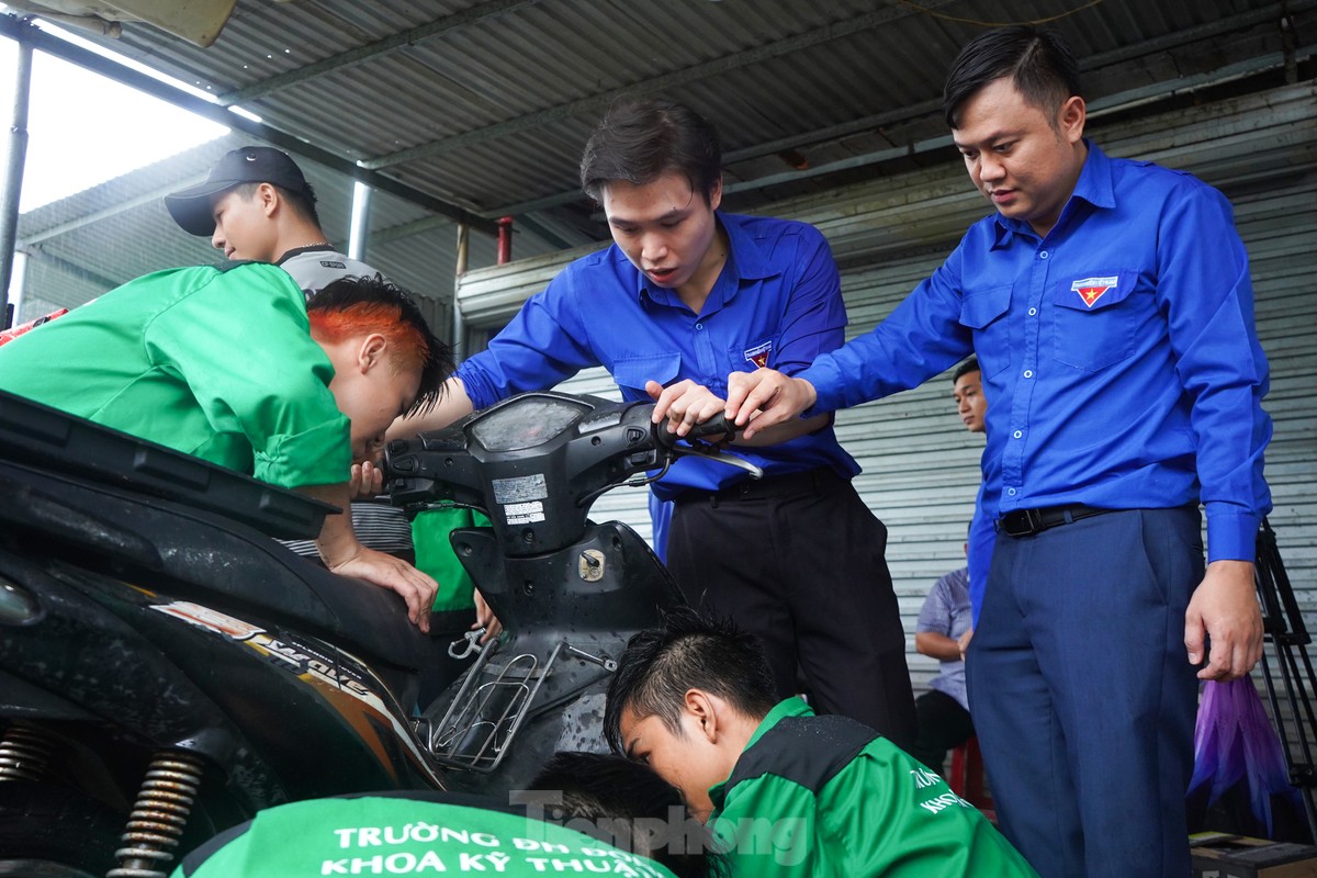Sinh viên dầm mưa, sửa xe miễn phí cho người dân ở 'rốn ngập' Đà Nẵng ảnh 12