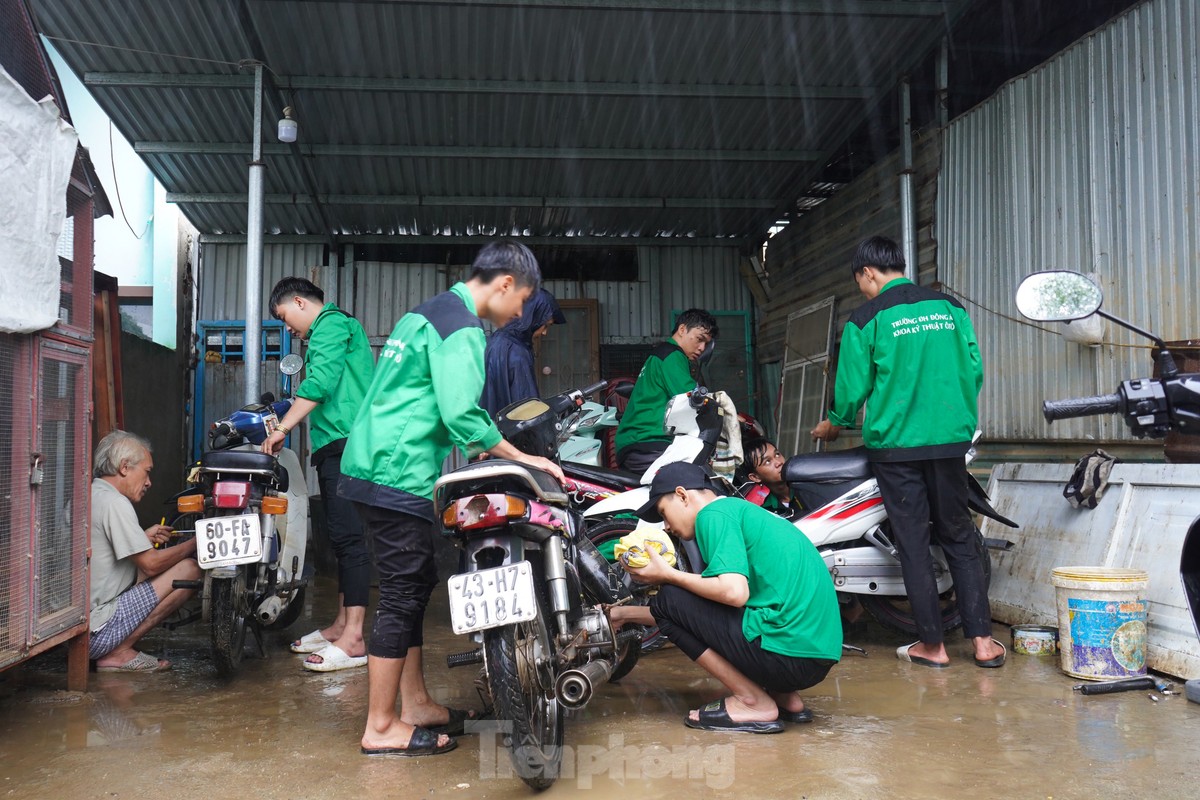 Sinh viên dầm mưa, sửa xe miễn phí cho người dân ở 'rốn ngập' Đà Nẵng ảnh 1