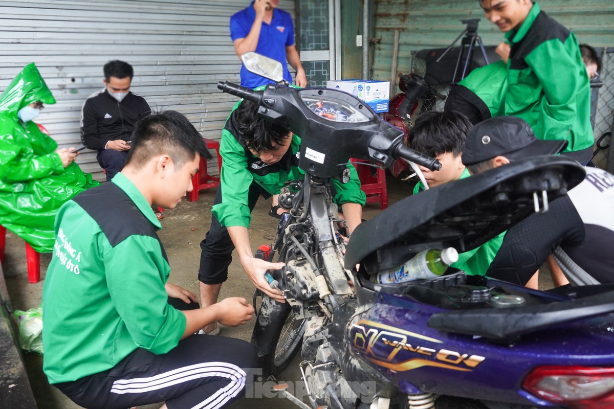 Sinh viên dầm mưa, sửa xe miễn phí cho người dân ở 'rốn ngập' Đà Nẵng ảnh 7