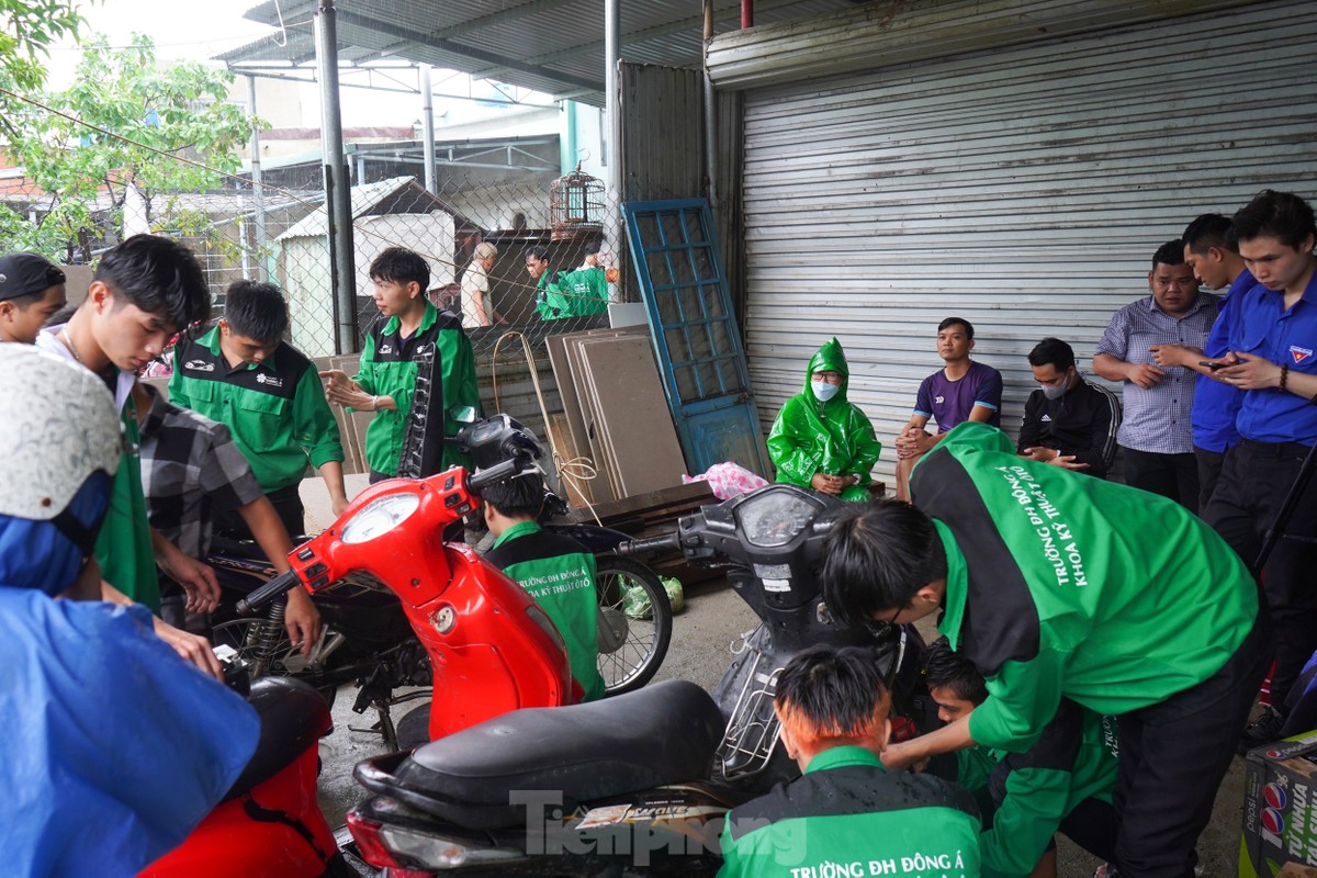 Sinh viên dầm mưa, sửa xe miễn phí cho người dân ở 'rốn ngập' Đà Nẵng ảnh 6