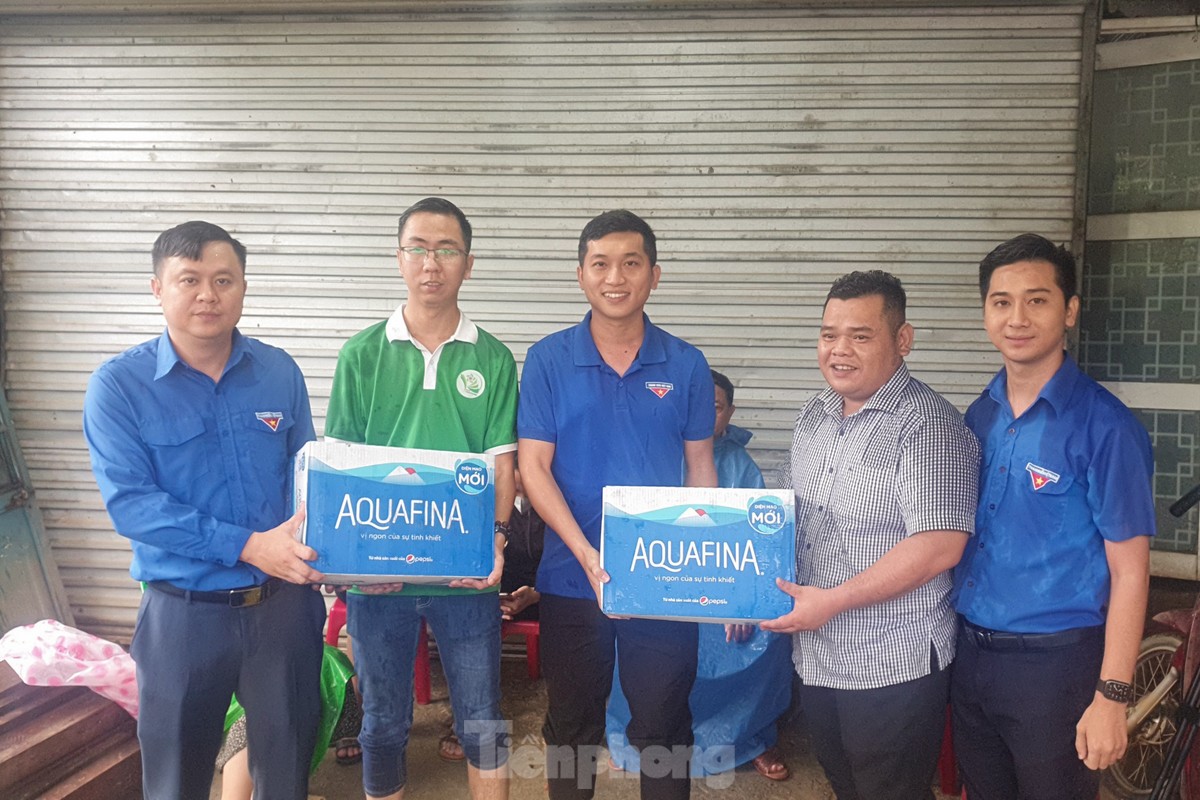 Sinh viên dầm mưa, sửa xe miễn phí cho người dân ở 'rốn ngập' Đà Nẵng ảnh 13