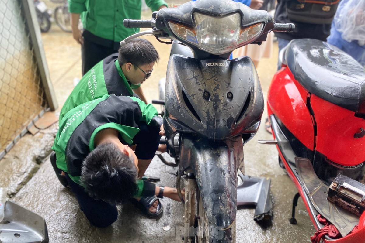 Sinh viên dầm mưa, sửa xe miễn phí cho người dân ở 'rốn ngập' Đà Nẵng ảnh 11
