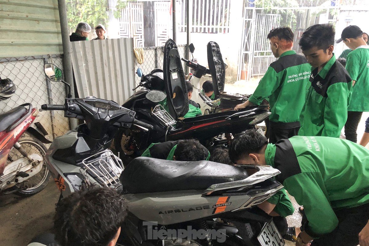 Sinh viên dầm mưa, sửa xe miễn phí cho người dân ở 'rốn ngập' Đà Nẵng ảnh 10