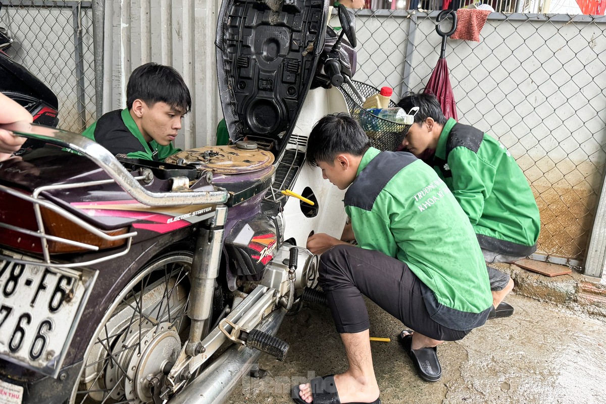 Sinh viên dầm mưa, sửa xe miễn phí cho người dân ở 'rốn ngập' Đà Nẵng ảnh 5