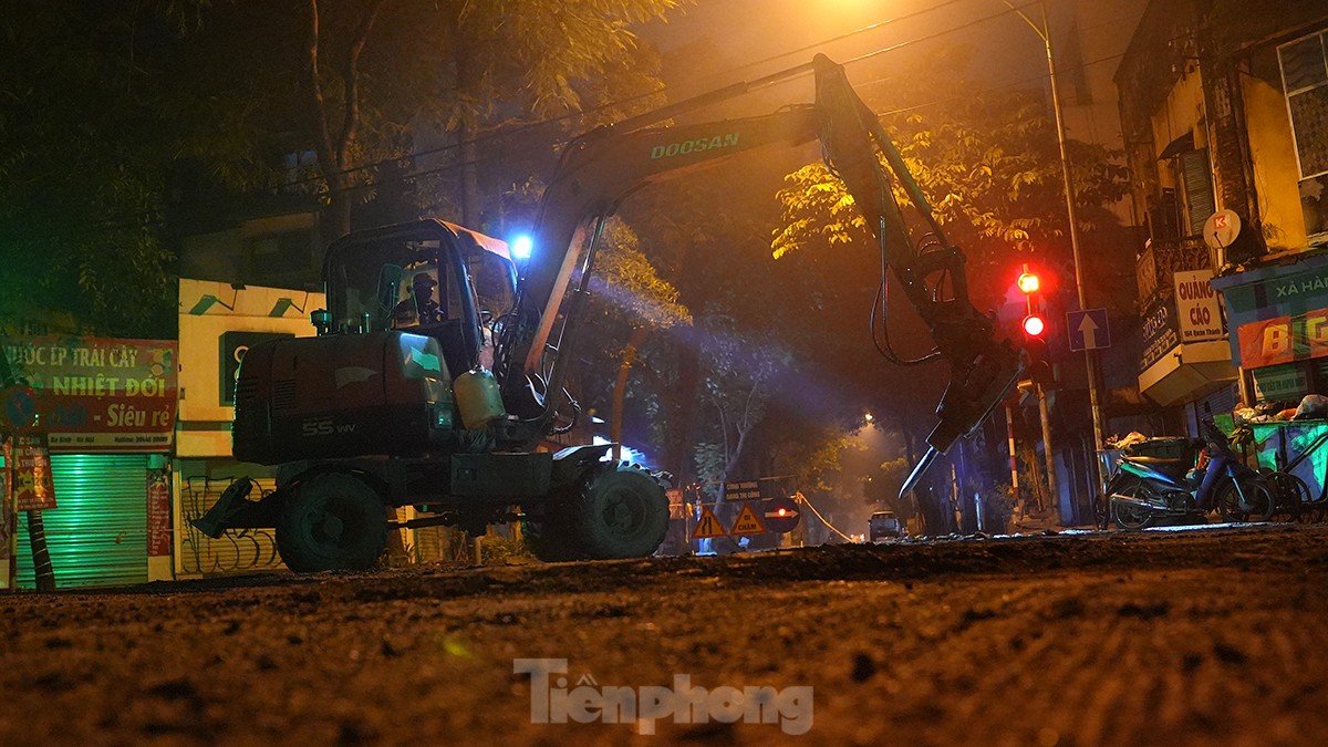 Gần Tết, người dân Hà Nội lại khổ sở vì đào đường ảnh 3