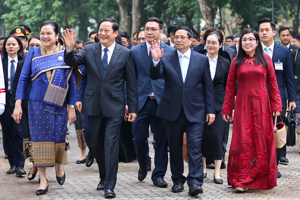 Thủ tướng Phạm Minh Chính và Phu nhân cùng Thủ tướng Lào Sonexay Siphandone và Phu nhân sau lễ đón. (Ảnh: Nhật Minh)