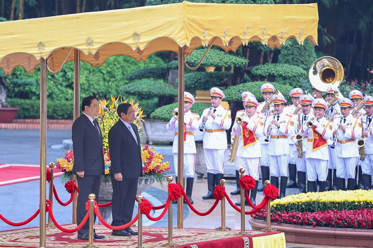 Thủ tướng Phạm Minh Chính và Thủ tướng Sonexay Siphandone đứng trên bục danh dự, quân nhạc cử Quốc thiều hai nước. (Ảnh: Nhật Minh)