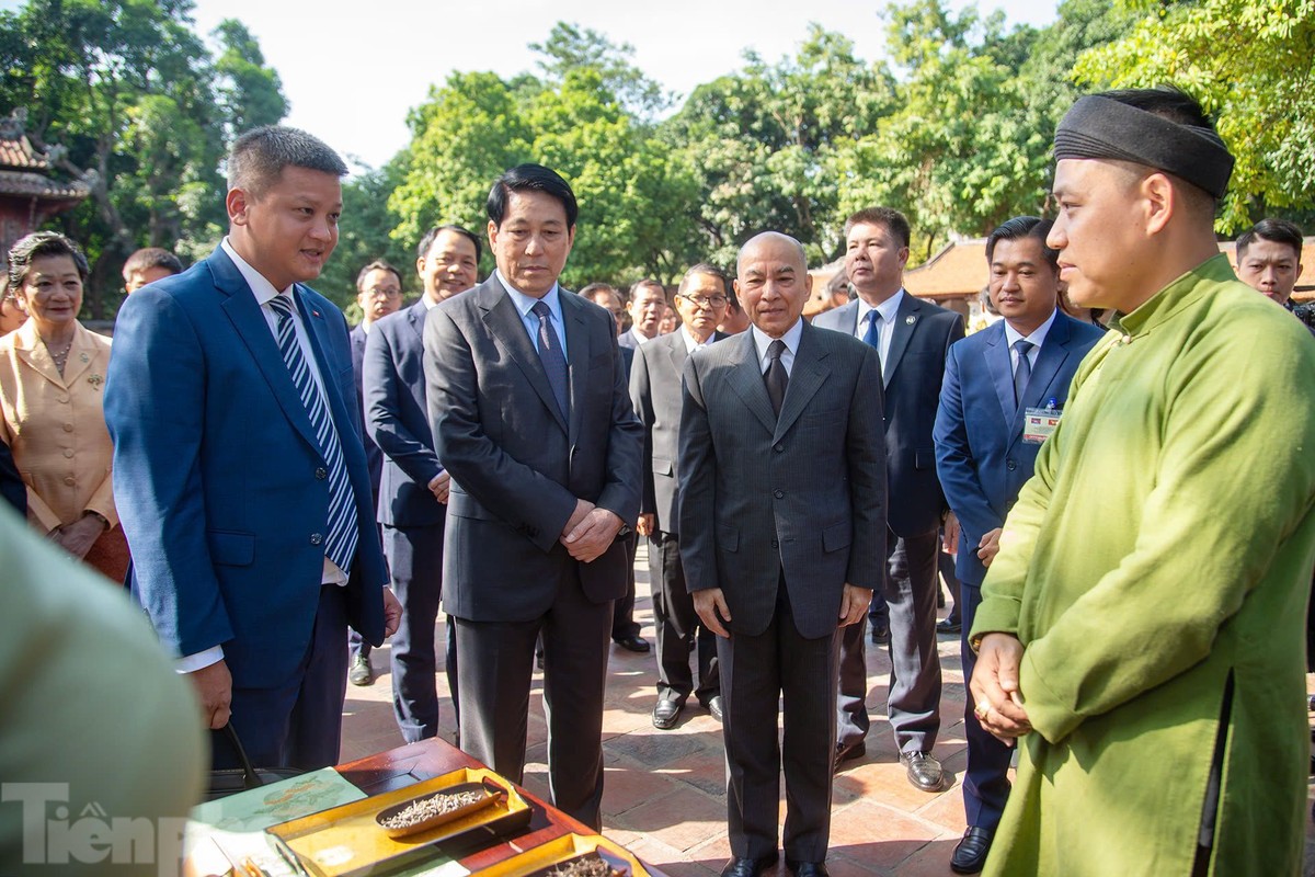 Chủ tịch nước Lương Cường cùng Quốc vương Campuchia thưởng trà trong Văn Miếu – Quốc Tử Giám ảnh 3