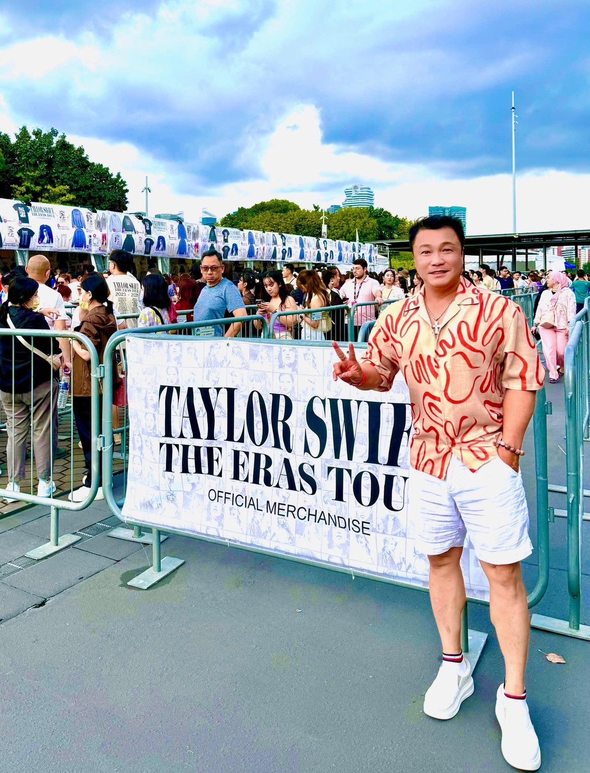 Diễn viên Lý Hùng, Thiều Bảo Trâm đi xem show Taylor Swift ảnh 1
