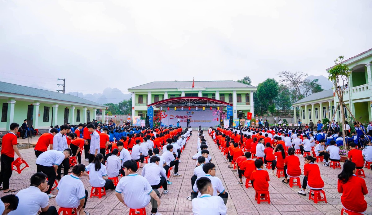 Hàng trăm học sinh đồng diễn, xếp hình bản đồ Việt Nam - Tự hào một dải non sông ảnh 1