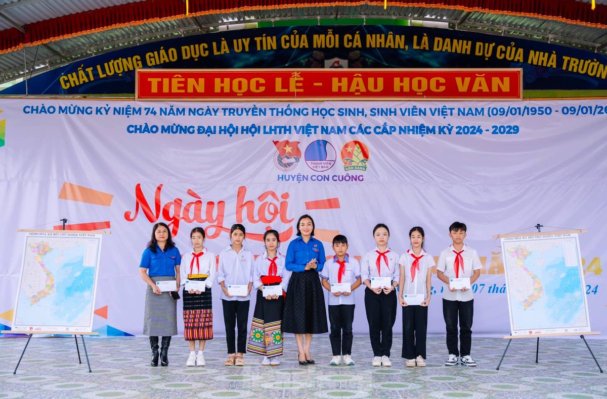 Hàng trăm học sinh đồng diễn, xếp hình bản đồ Việt Nam - Tự hào một dải non sông ảnh 16