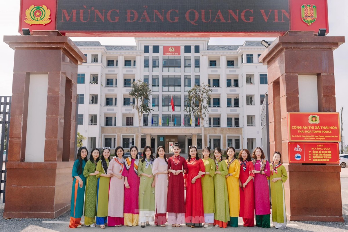 'Bóng hồng' công an xứ Nghệ duyên dáng trong tà áo dài ảnh 7