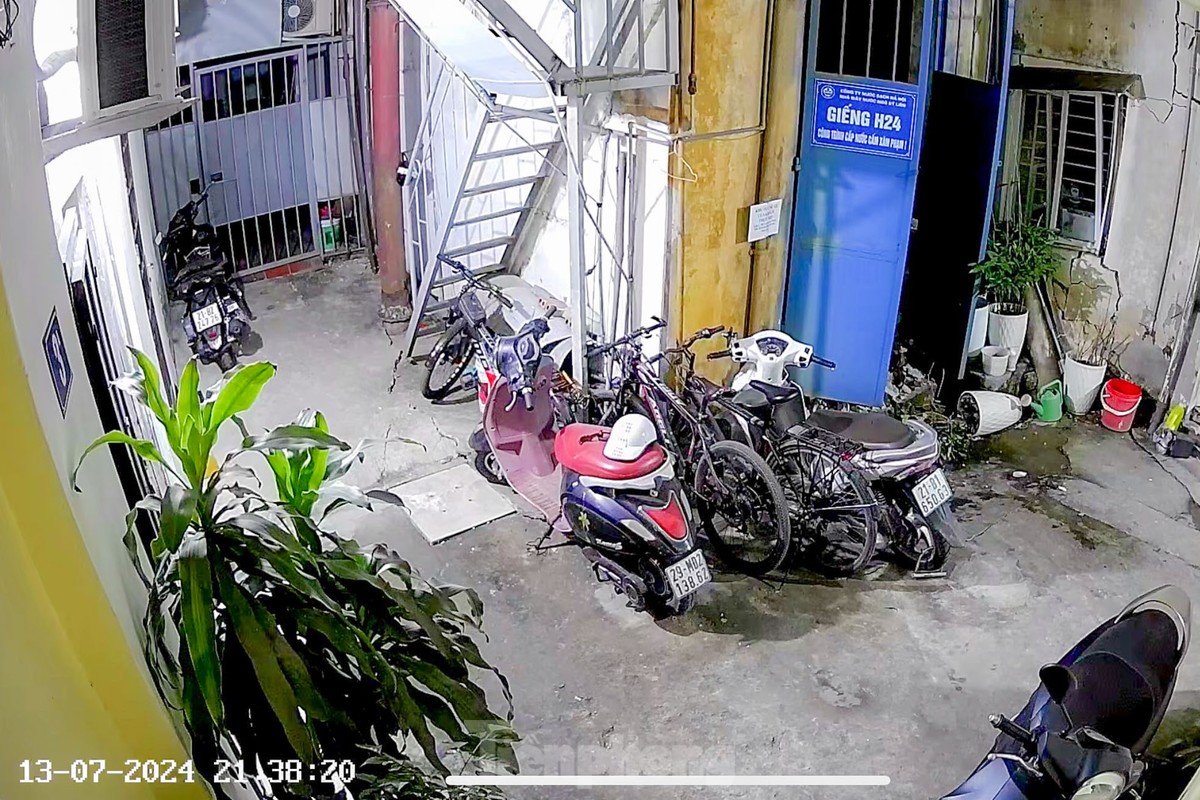 Xuất hiện 'hố tử thần' kéo đổ tường nhà, mái tôn ngay ngõ nhỏ trung tâm Hà Nội ảnh 5