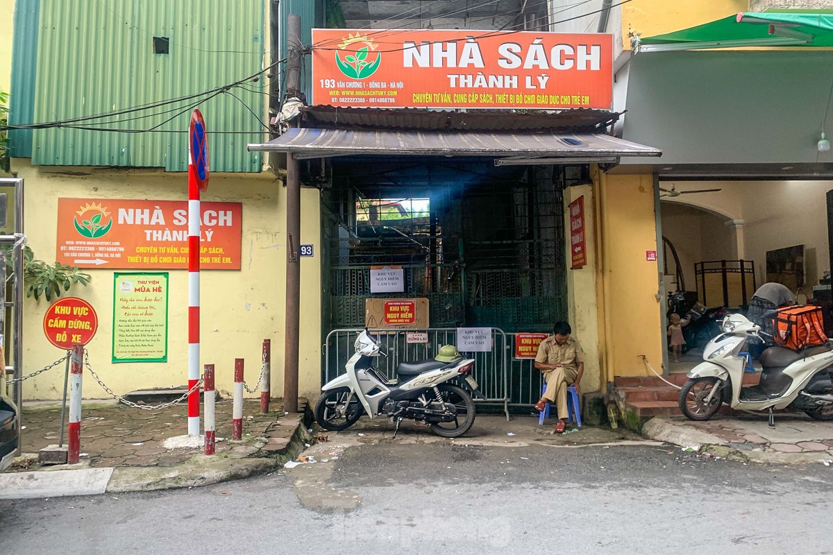Xuất hiện 'hố tử thần' kéo đổ tường nhà, mái tôn ngay ngõ nhỏ trung tâm Hà Nội ảnh 1