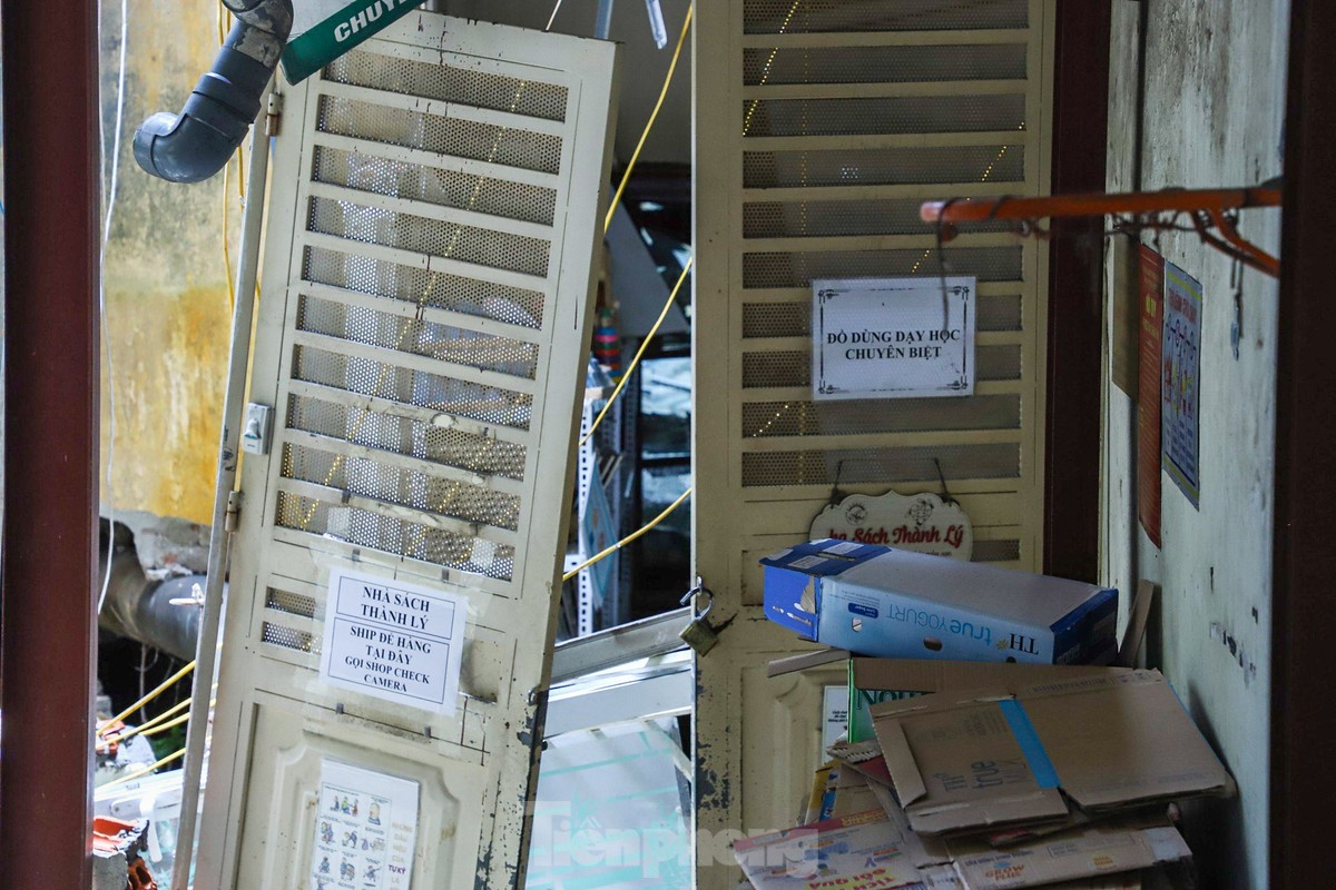 Xuất hiện 'hố tử thần' kéo đổ tường nhà, mái tôn ngay ngõ nhỏ trung tâm Hà Nội ảnh 7