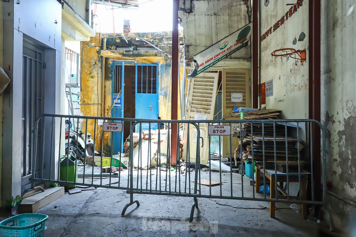 Xuất hiện 'hố tử thần' kéo đổ tường nhà, mái tôn ngay ngõ nhỏ trung tâm Hà Nội ảnh 2