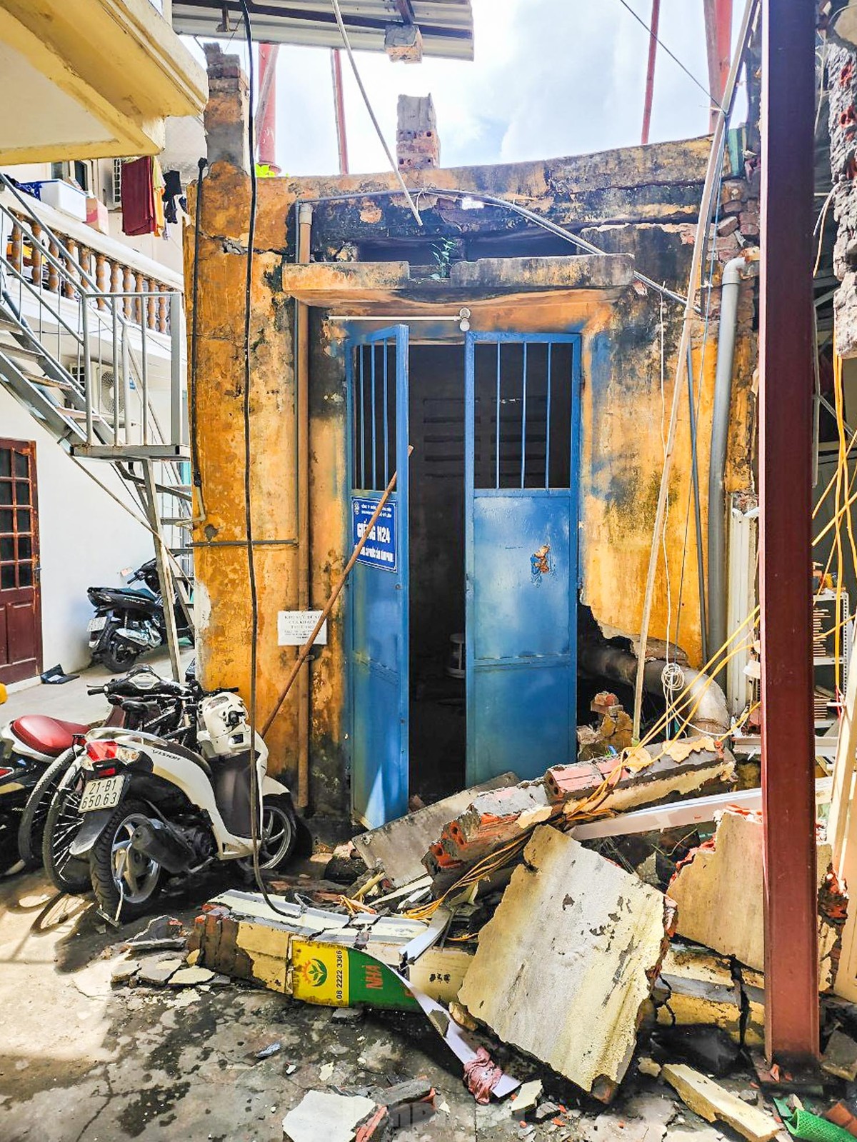 Xuất hiện 'hố tử thần' kéo đổ tường nhà, mái tôn ngay ngõ nhỏ trung tâm Hà Nội ảnh 3