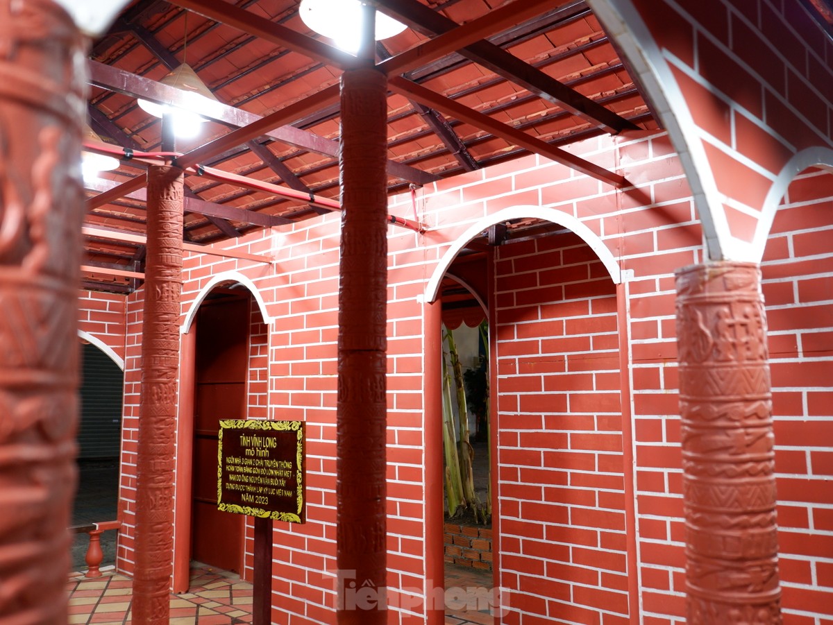 Ngắm mô hình ngôi nhà 3 gian 2 chái bằng gốm đỏ lớn nhất Việt Nam ở TPHCM