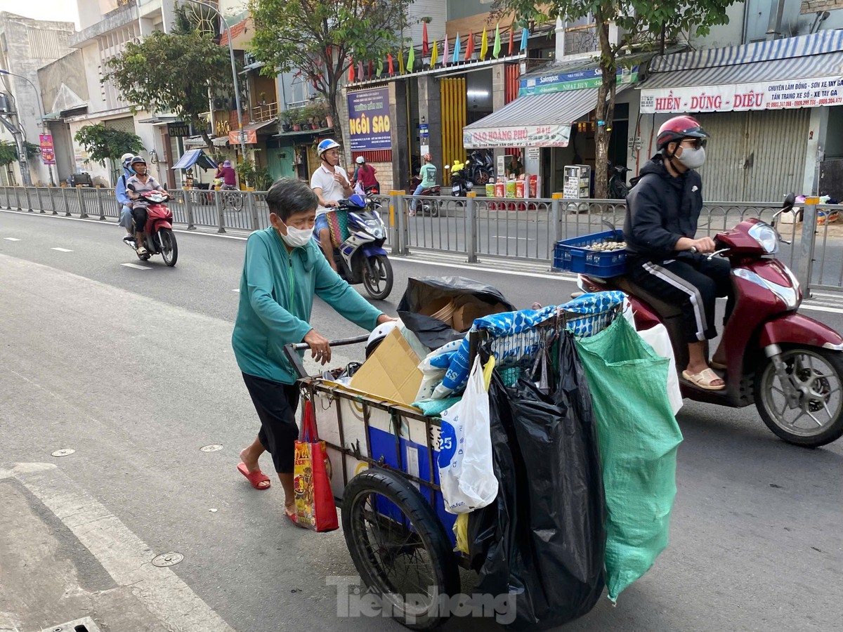 TPHCM se lạnh như Đà Lạt, người dân choàng khăn, mặc áo ấm ra đường ảnh 6