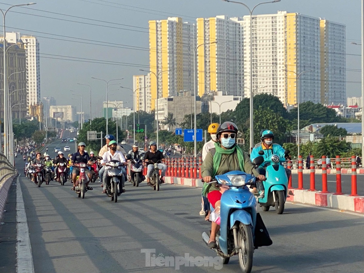 TPHCM se lạnh như Đà Lạt, người dân choàng khăn, mặc áo ấm ra đường ảnh 1