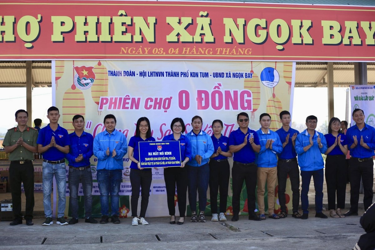 Ấm áp phiên chợ 0 đồng cho người nghèo ảnh 13