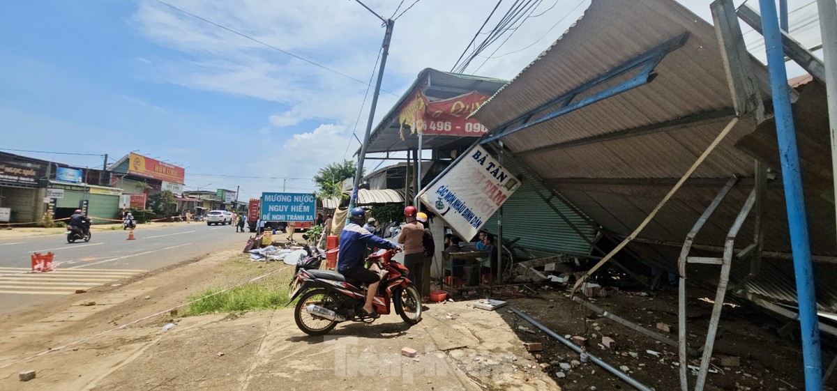 Vụ xe container lao vào nhà dân khiến 3 người tử vong: Hé lộ nguyên nhân ban đầu ảnh 1