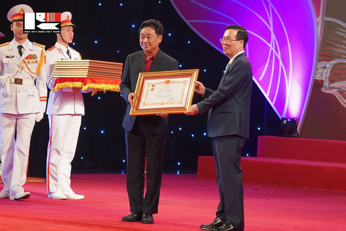 Bốn nghệ sĩ nhận danh hiệu NSND của Nhà hát Kịch Việt Nam ảnh 2