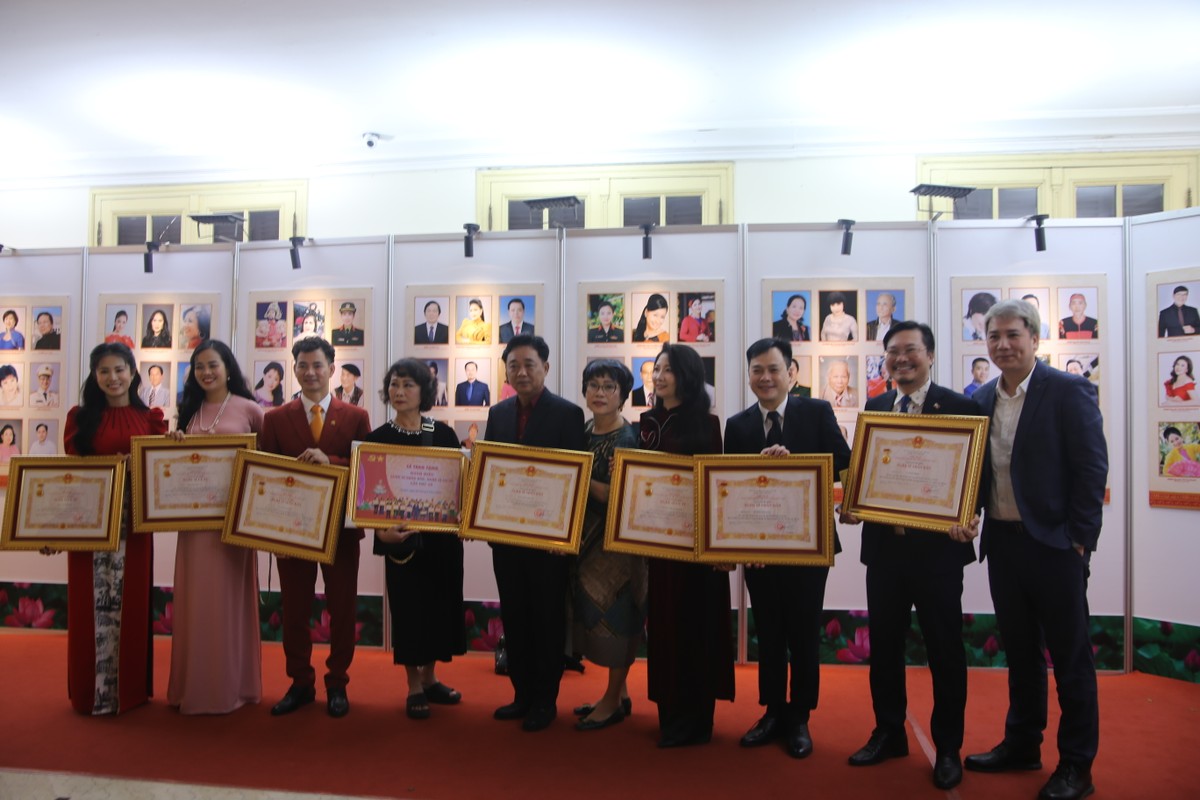 Bốn nghệ sĩ nhận danh hiệu NSND của Nhà hát Kịch Việt Nam ảnh 1