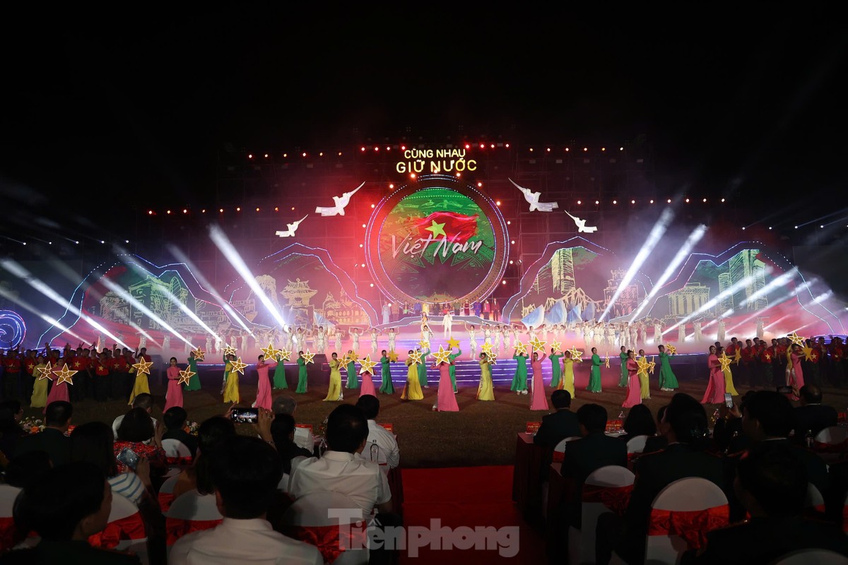 Hàng nghìn người tái hiện thời khắc Bác Hồ đọc bản Tuyên ngôn Độc lập ảnh 6