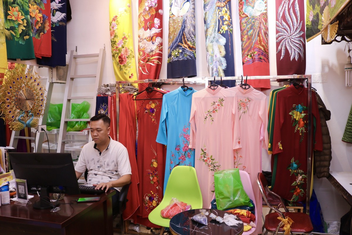 Người phụ nữ Hà thành dành cả đời cặm cụi may áo dài truyền thống ảnh 17