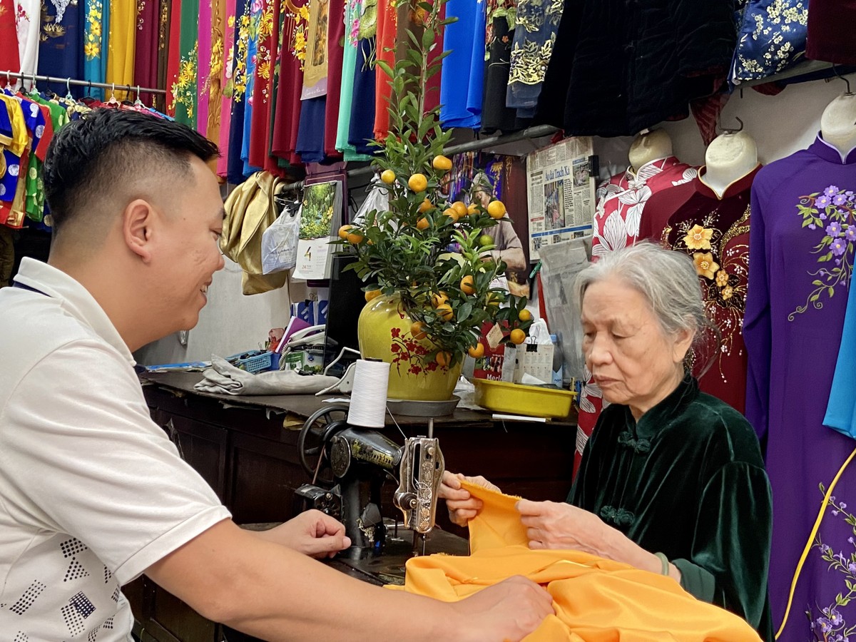 Người phụ nữ Hà thành dành cả đời cặm cụi may áo dài truyền thống ảnh 16