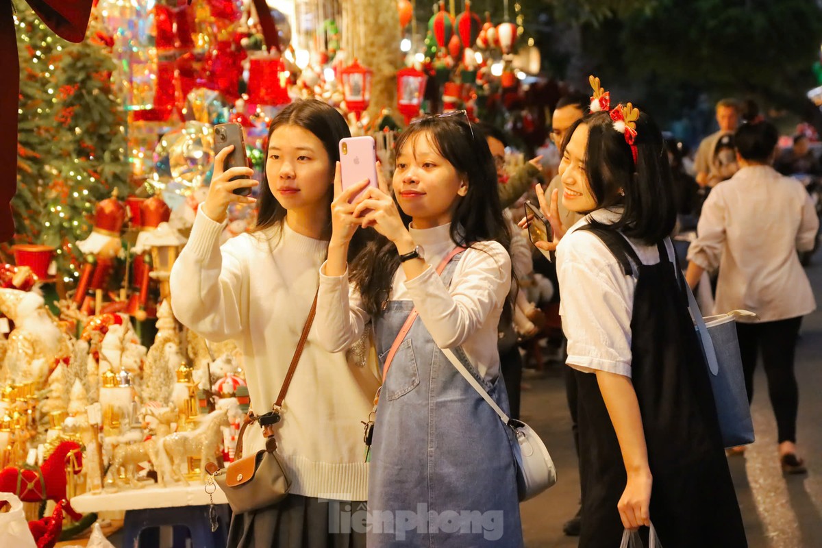 Khách nườm nượp đổ về phố Hàng Mã ảnh 3