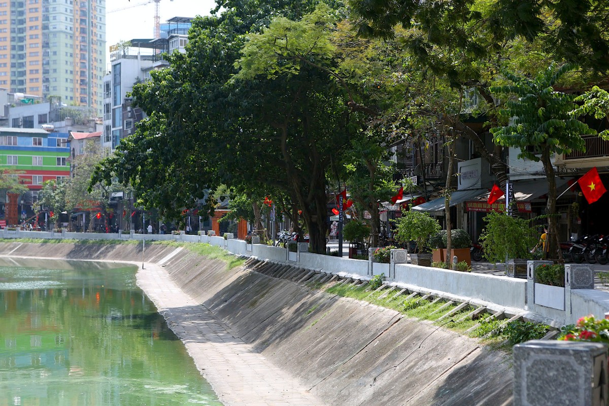 Tuyến phố đi bộ gần 30 tỷ đồng tại Hà Nội vắng hoe sau hơn một tuần mở cửa ảnh 6