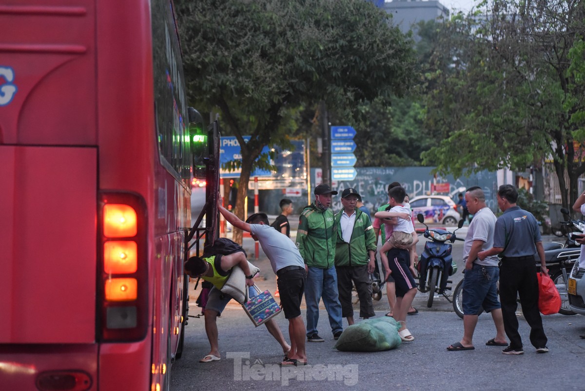 Ngày cuối dịp nghỉ lễ, nhiều người trở lại Hà Nội từ 4 giờ sáng vì sợ tắc đường ảnh 18