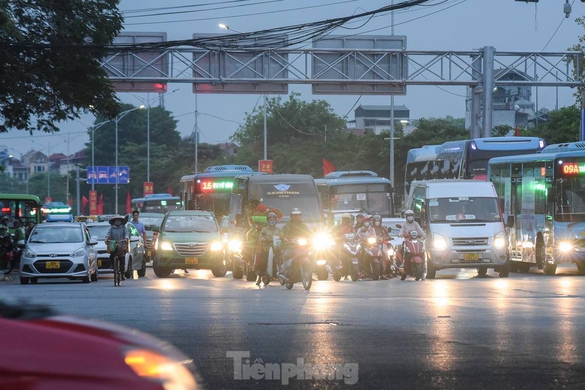 Ngày cuối dịp nghỉ lễ, nhiều người trở lại Hà Nội từ 4 giờ sáng vì sợ tắc đường ảnh 14