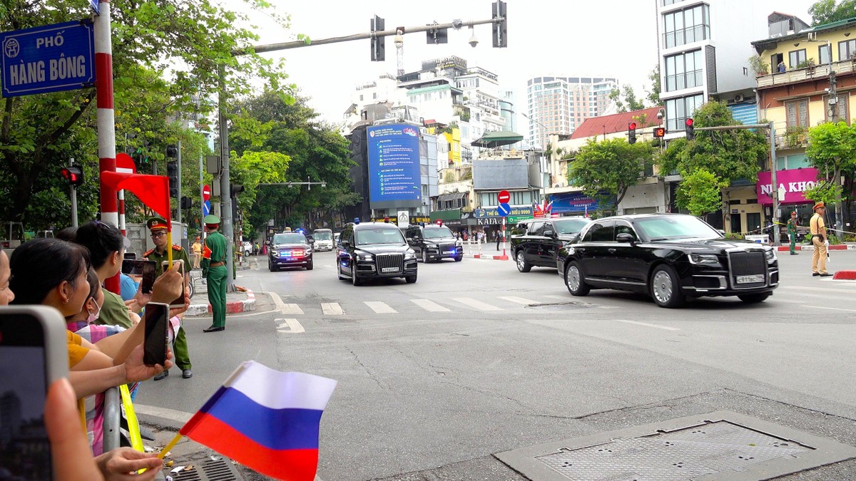 Chi tiết dàn xe đặc chủng hộ tống Tổng thống Nga Putin khi thăm Việt Nam