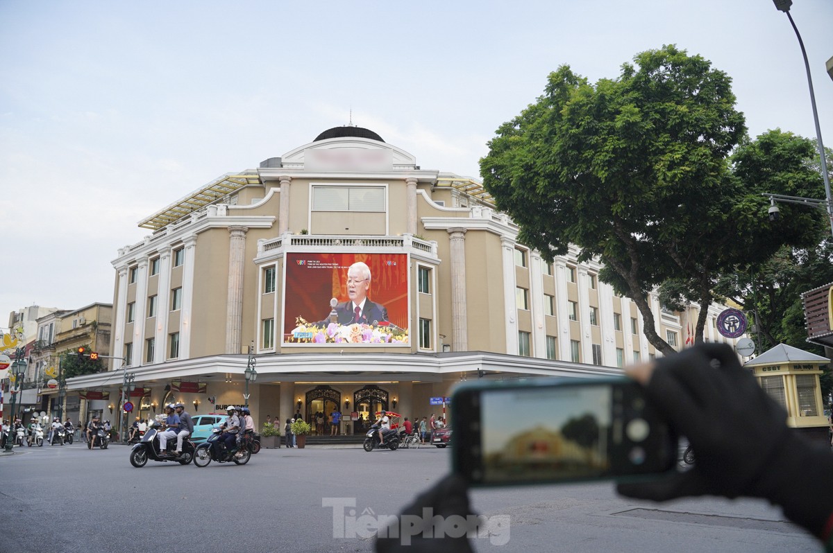 Nhiều nơi treo cờ rủ trước ngày Quốc tang Tổng Bí thư Nguyễn Phú Trọng ảnh 6