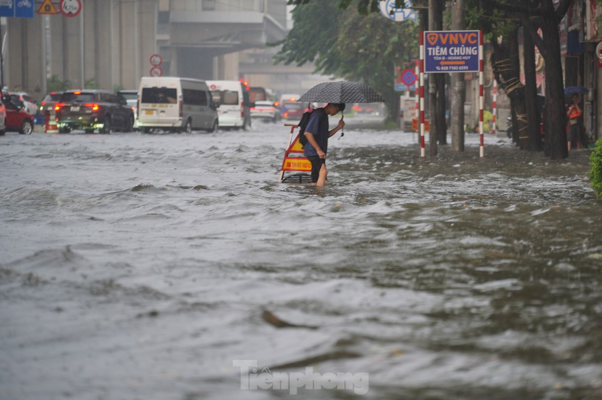 View - Heavy rain submerges Hanoi streets | DTiNews - Dan Tri International, the news gateway of Vietnam