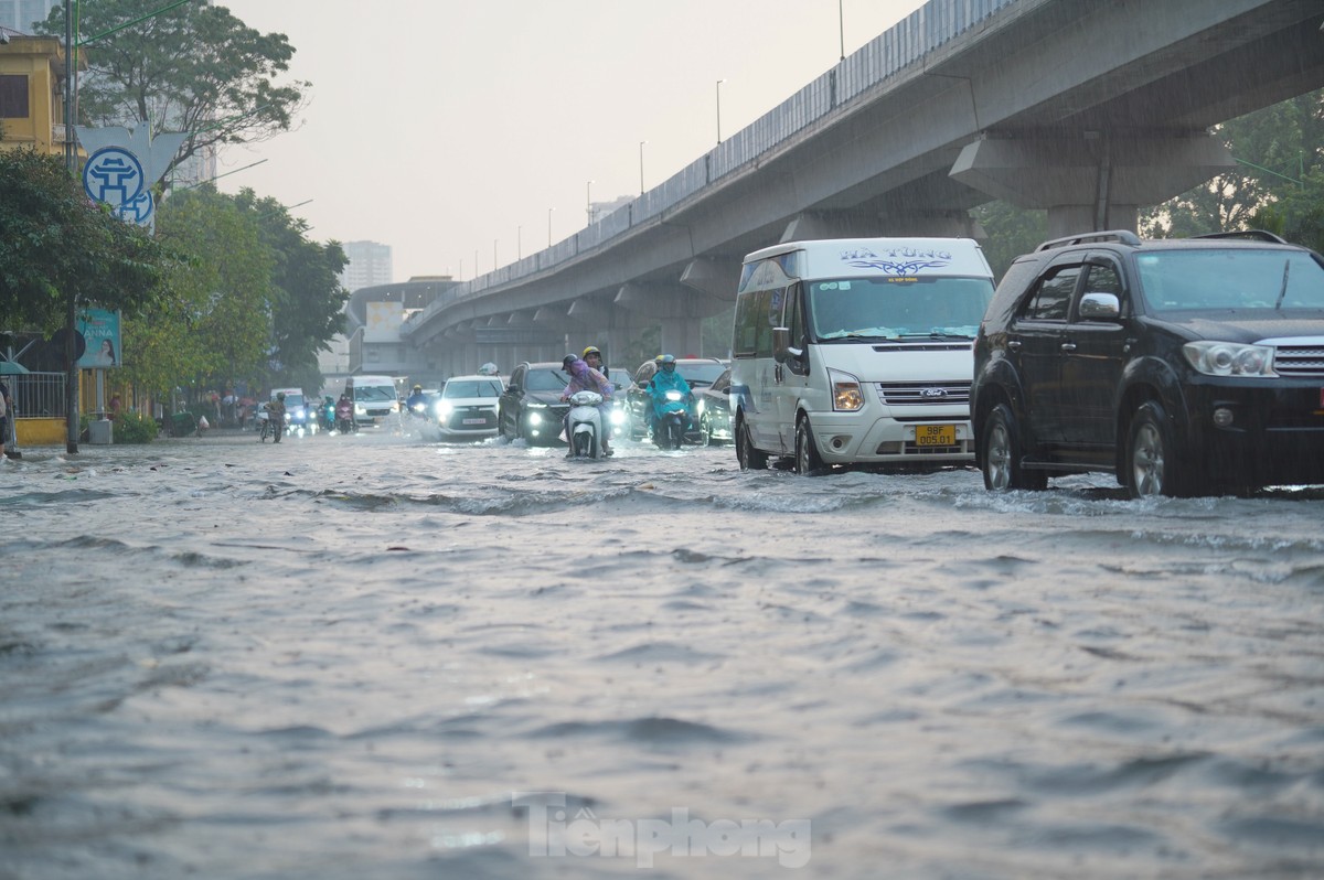 View - Heavy rain submerges Hanoi streets | DTiNews - Dan Tri International, the news gateway of Vietnam