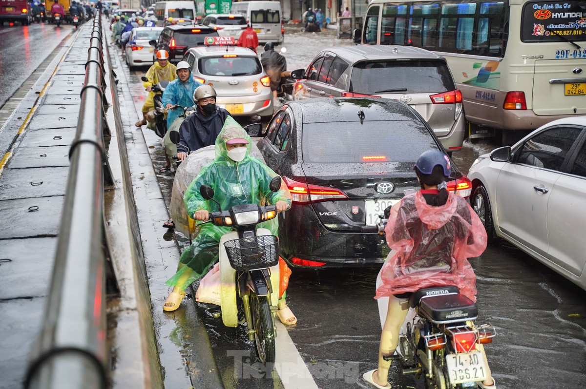 View - Heavy rain submerges Hanoi streets | DTiNews - Dan Tri International, the news gateway of Vietnam