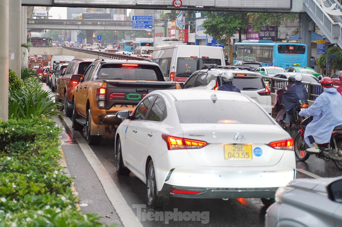 View - Heavy rain submerges Hanoi streets | DTiNews - Dan Tri International, the news gateway of Vietnam