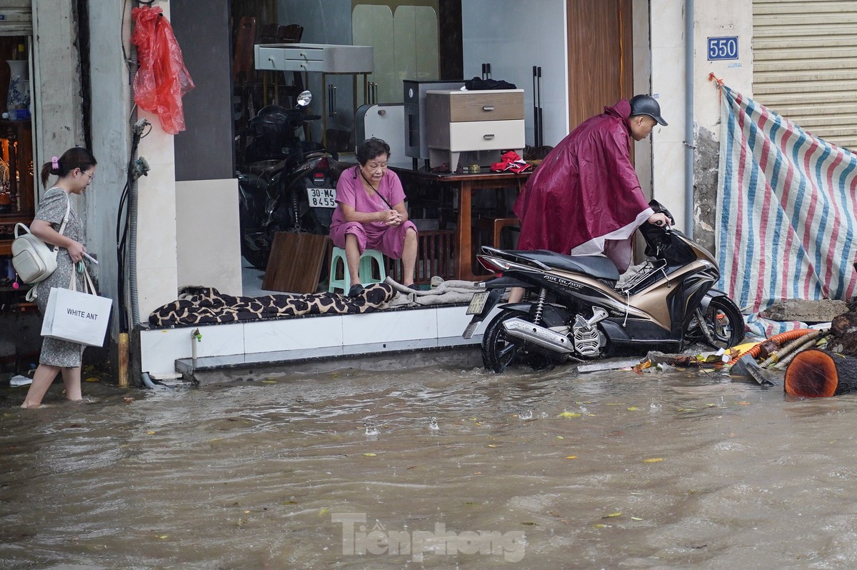 View - Heavy rain submerges Hanoi streets | DTiNews - Dan Tri International, the news gateway of Vietnam