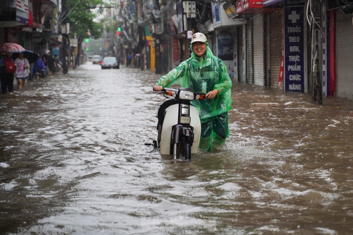 View - Heavy rain submerges Hanoi streets | DTiNews - Dan Tri International, the news gateway of Vietnam