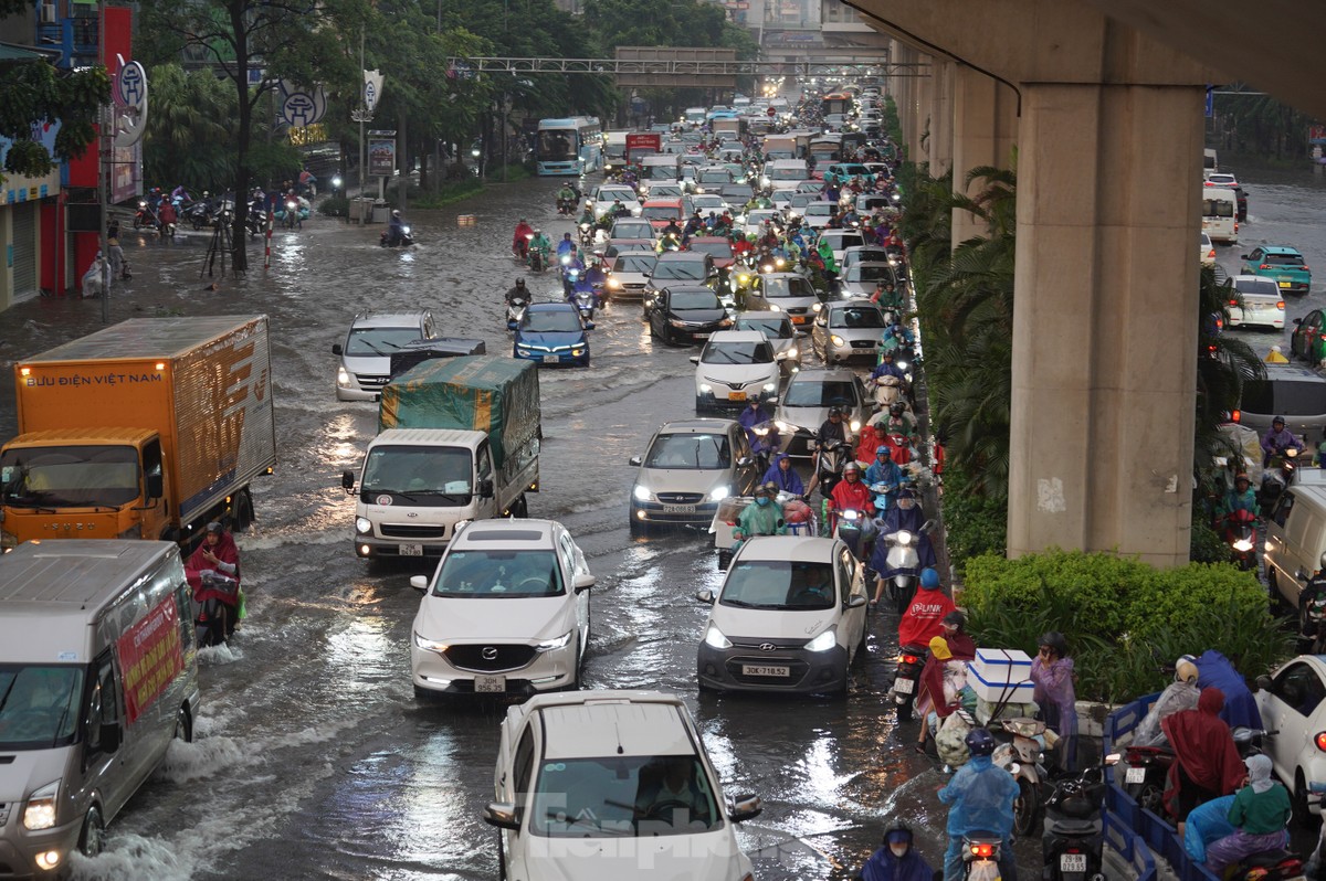 View - Heavy rain submerges Hanoi streets | DTiNews - Dan Tri International, the news gateway of Vietnam