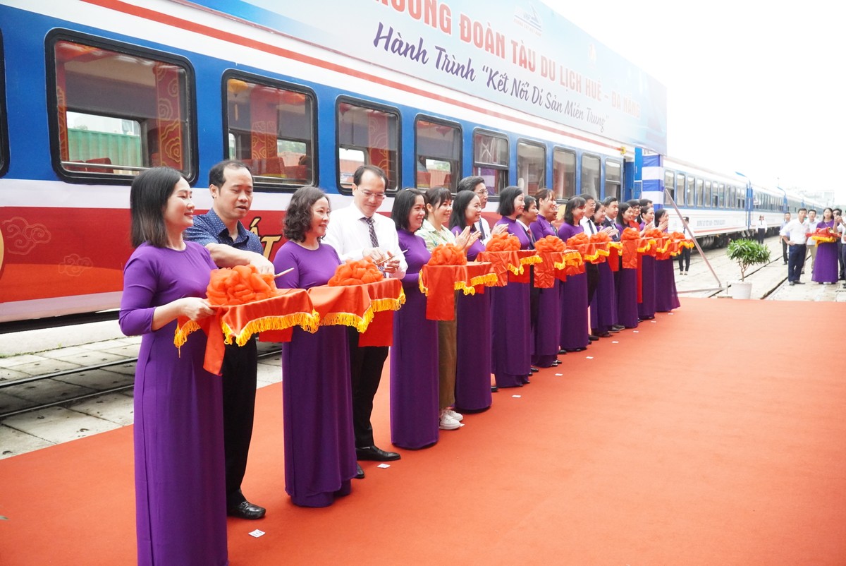 Có gì bên trong đoàn tàu chạy cung đường du lịch đẹp nhất Việt Nam?