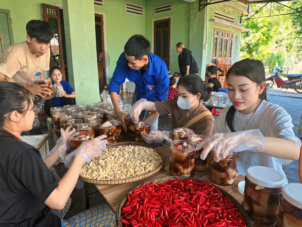 Bạn trẻ xuyên đêm làm thịt muối, gom rau củ nước uống gửi đồng bào bị thiên tai