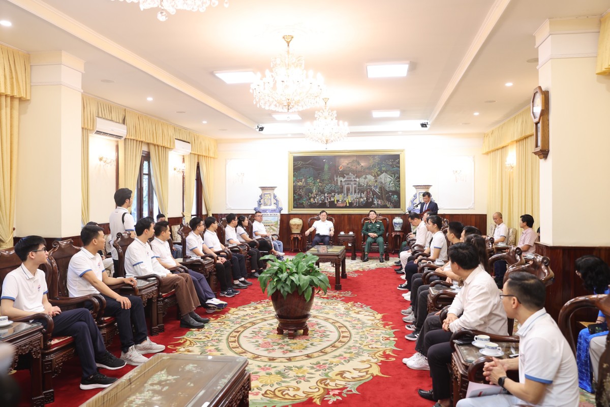 Đoàn đại biểu Gương mặt trẻ Việt Nam tiêu biểu và triển vọng năm 2023 gặp mặt lãnh đạo Bộ Tư lệnh Bảo vệ Lăng Chủ tịch Hồ Chí Minh