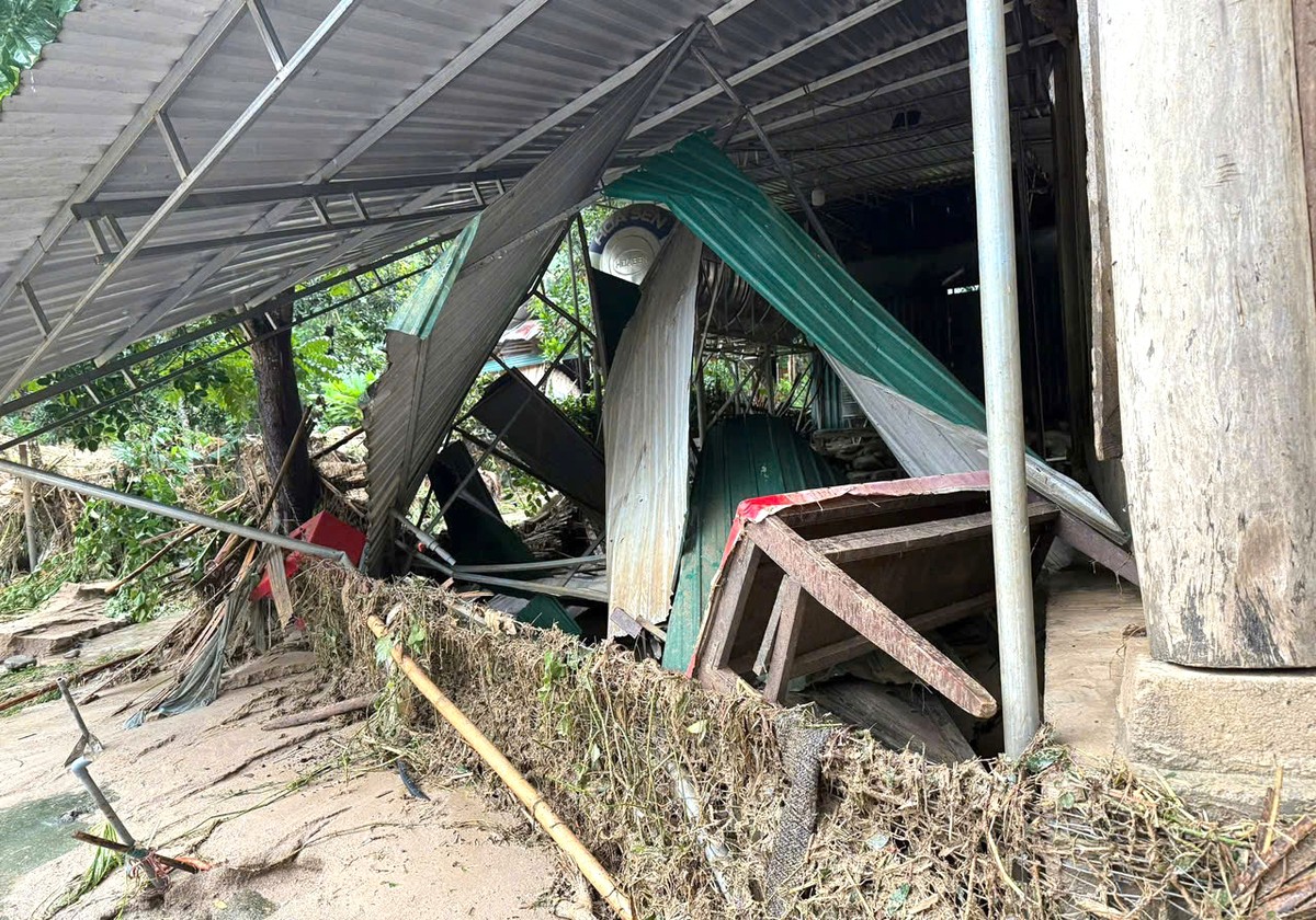 Thanh niên hỗ trợ người dân khắc phục hậu quả lũ quét ảnh 6