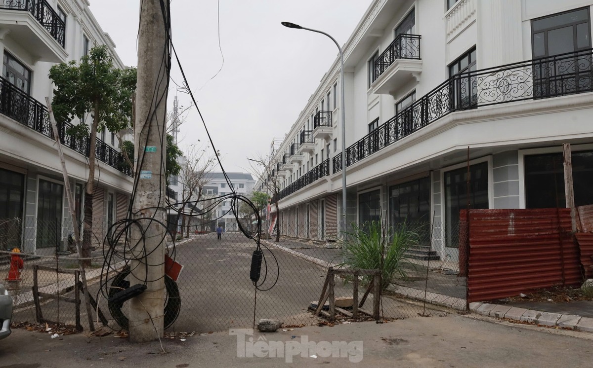 Khung cảnh hoang lạnh của hàng trăm biệt thự trên ‘đất vàng’ ở TP Hoà Bình ảnh 2